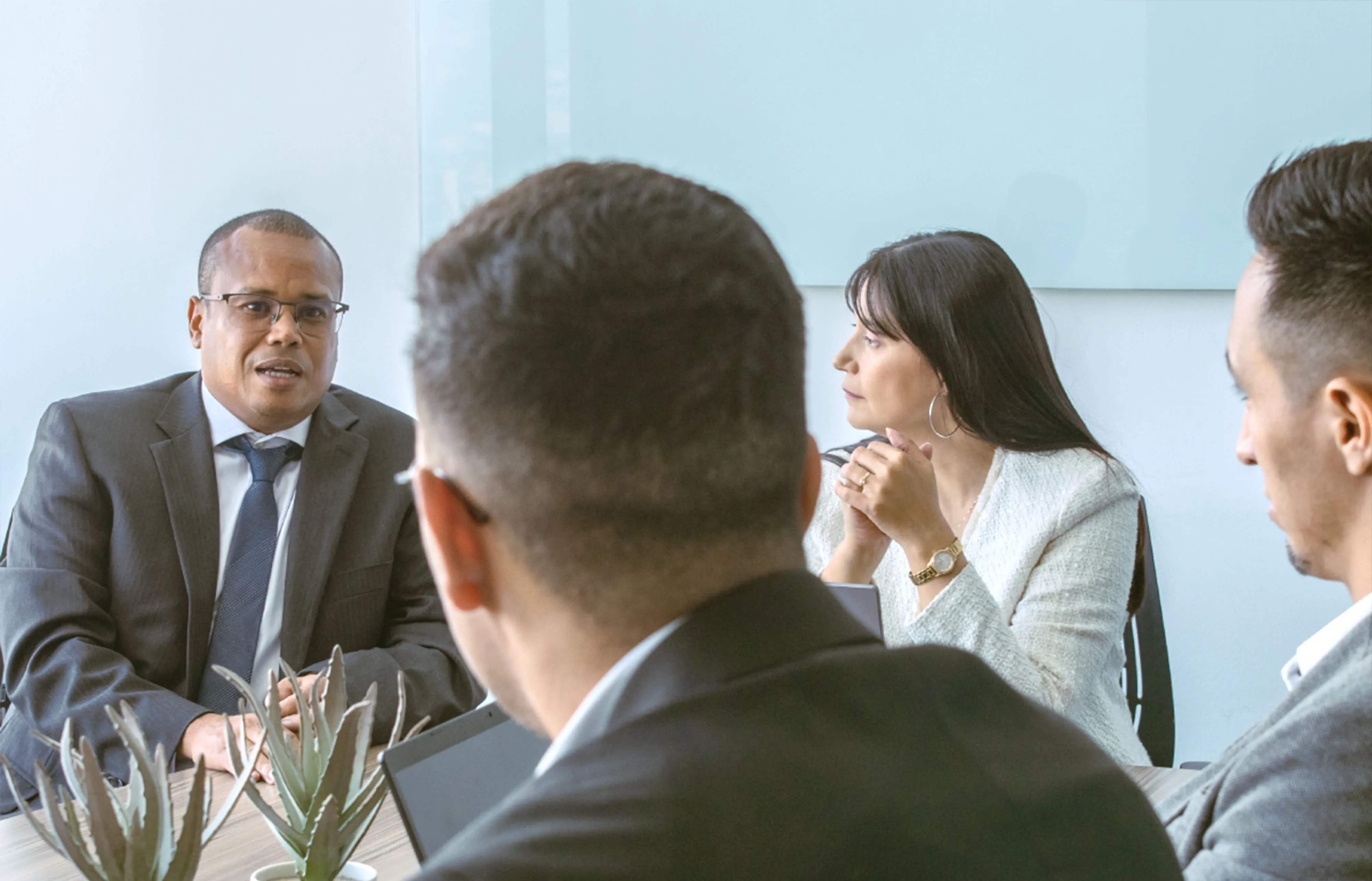 abogados reunidos en oficina, en medellin, interior día